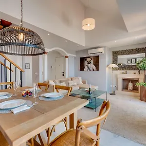 Apartment Elegant 2 Bdrm Penthouse With Bbq And Pools, Marbella